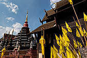 Chiang Mai - The Wat Phan Tao temple, southern side wall of the Wihan, also visible the Chedi. 